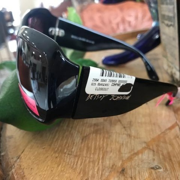 BETSEY JOHNSON Raven Black UV Sunglasses 37 main image 6